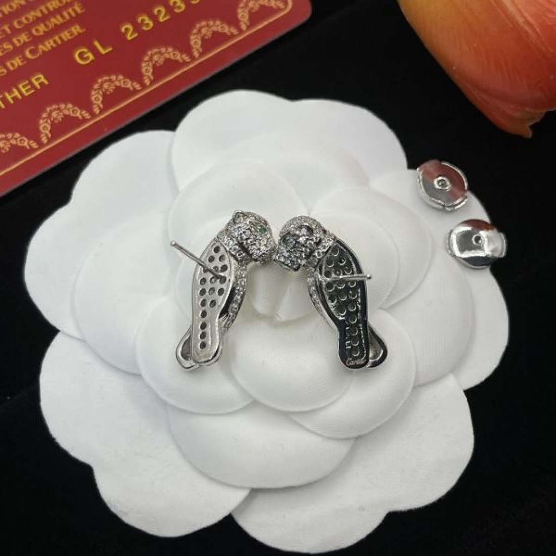 CARTIER コピー イヤリング ロゴ 芸能人愛用ブランド カルティエ