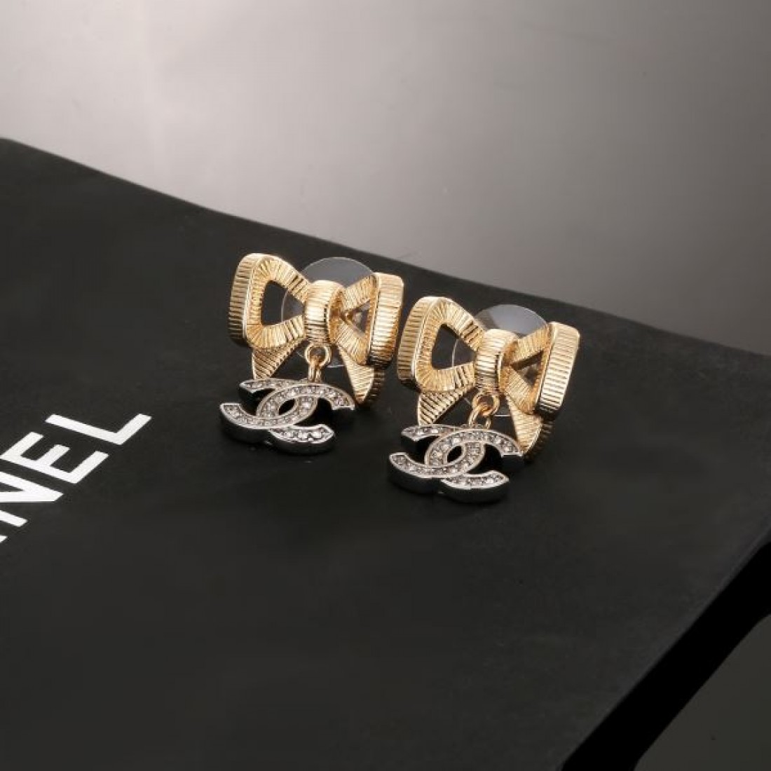 CHANEL コピー イヤリング ロゴ 雑誌も街も人気アイテム シャネル