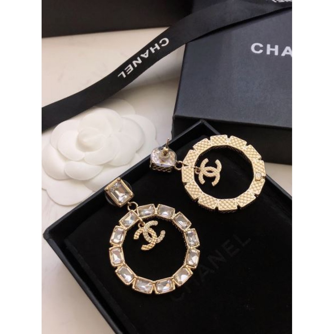 CHANEL コピー イヤリング ロゴ 都会的な印象のスタイル！シャネル