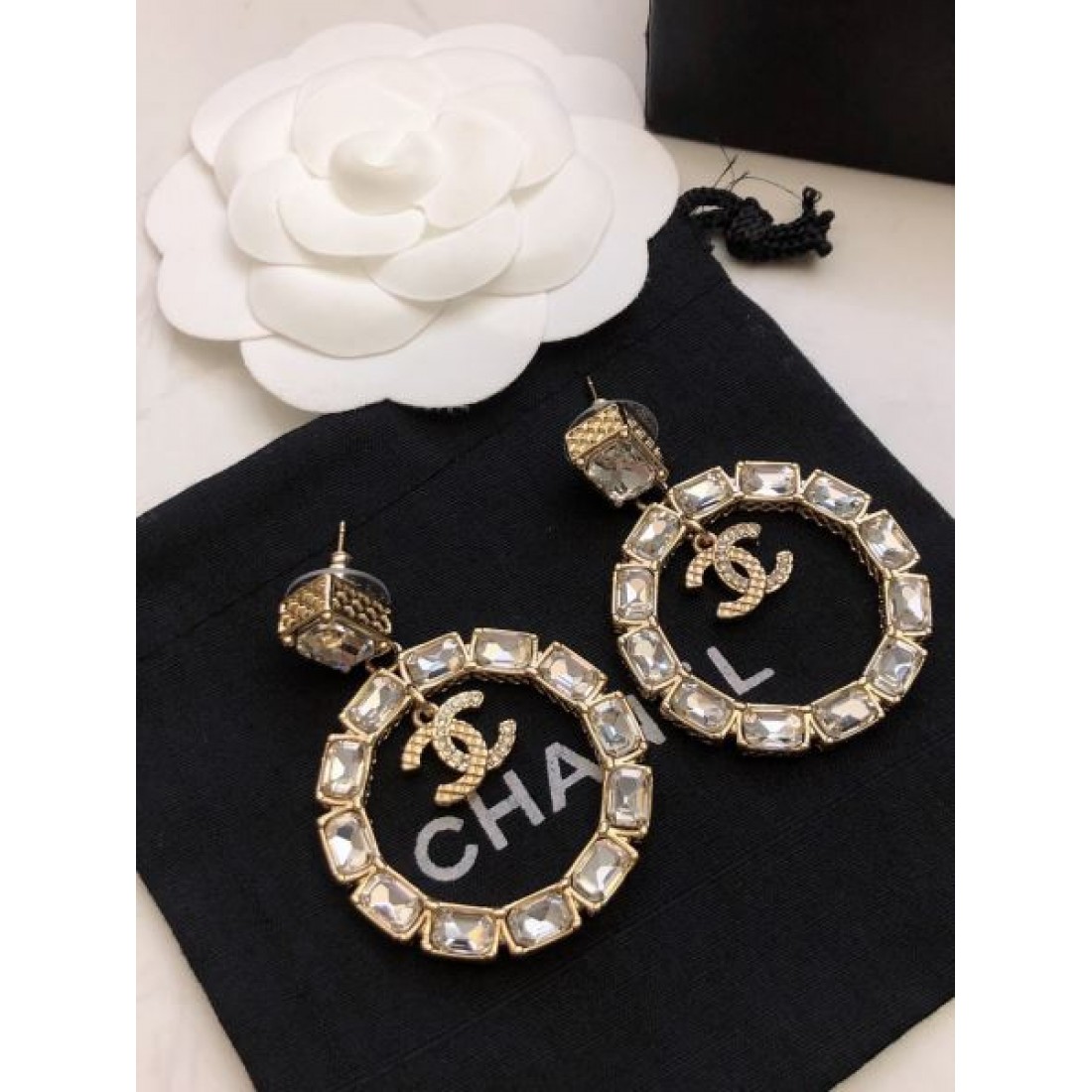 CHANEL コピー イヤリング ロゴ 都会的な印象のスタイル！シャネル