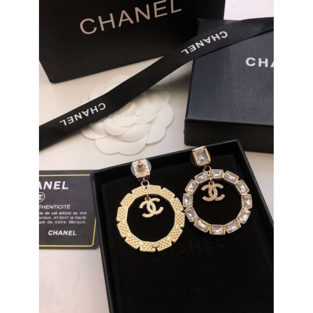 CHANEL コピー イヤリング ロゴ 都会的な印象のスタイル！シャネル