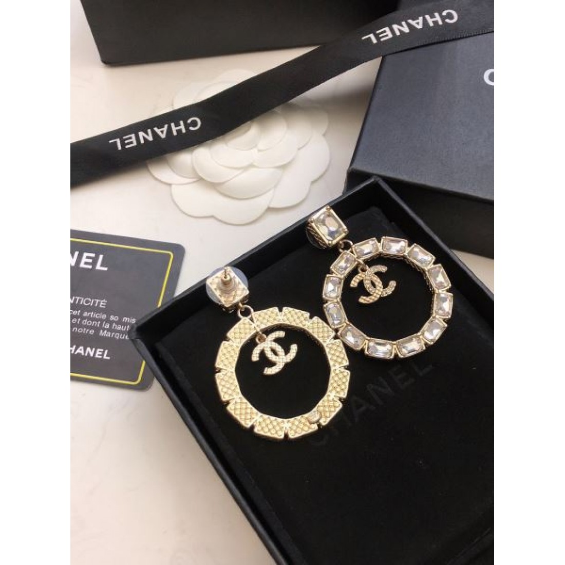 CHANEL コピー イヤリング ロゴ 都会的な印象のスタイル！シャネル