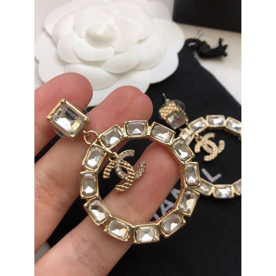 CHANEL コピー イヤリング ロゴ 都会的な印象のスタイル！シャネル