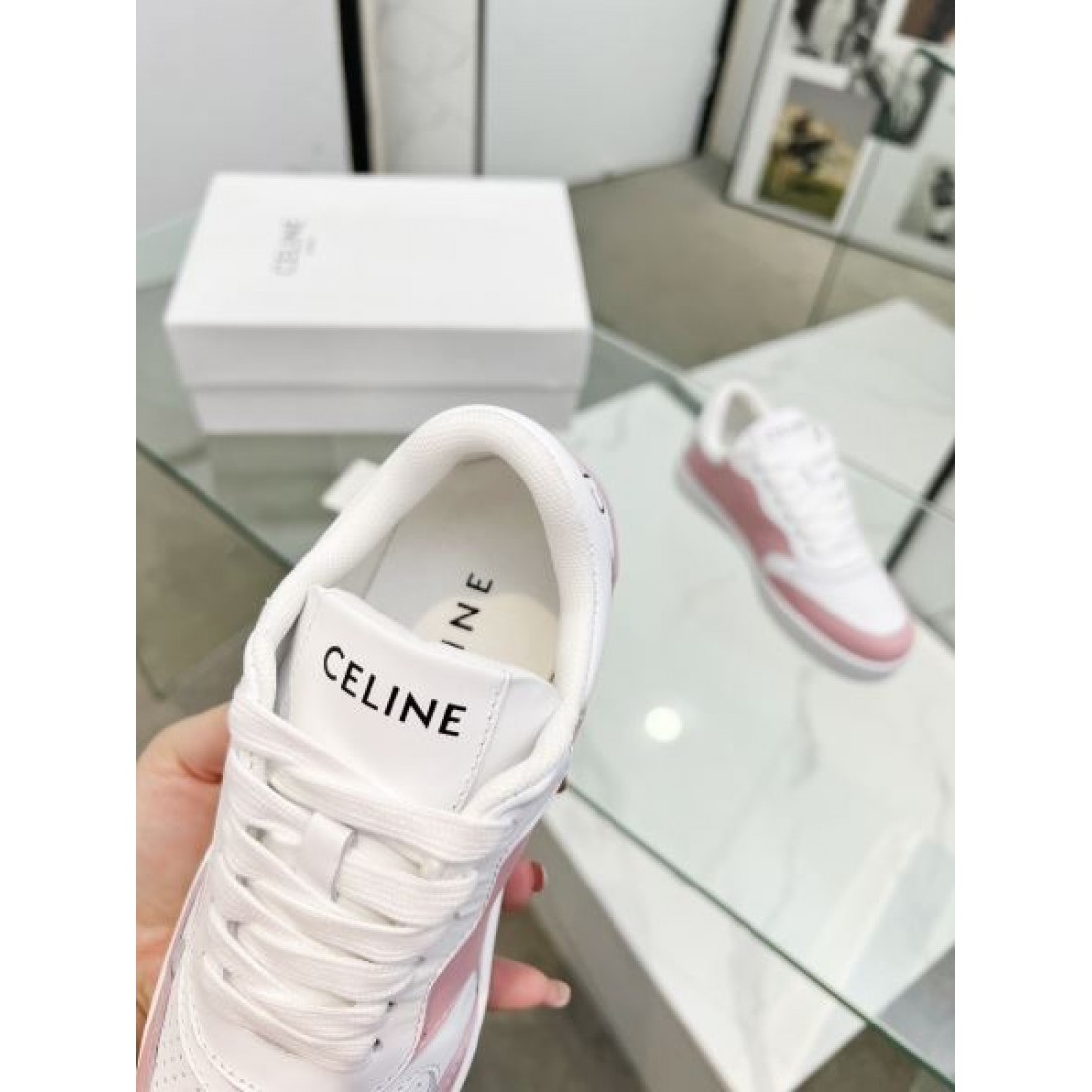 CELINE セリーヌ コピー カジュアルシューズ 軽やかで洗練された美しさが魅力