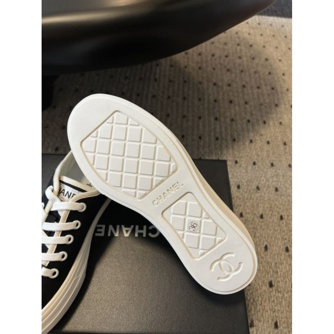 注目度の高い CHANEL シャネル コピー カジュアルシューズ で魅力アップ