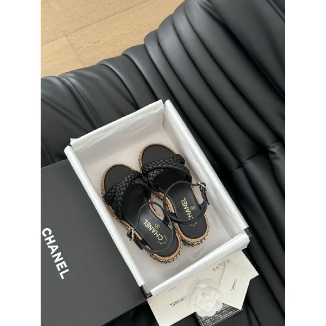 秋のお洒落コーデ CHANEL スーパーコピー レディースサンダル 海外限定モデル