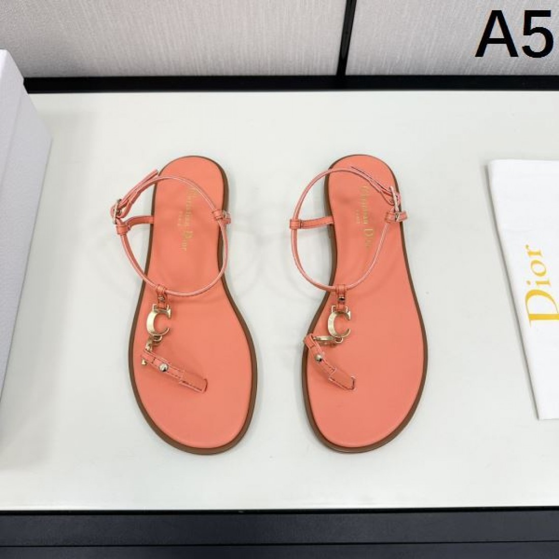 話題の DIOR ディオール コピー サンダル モードで優しい印象に