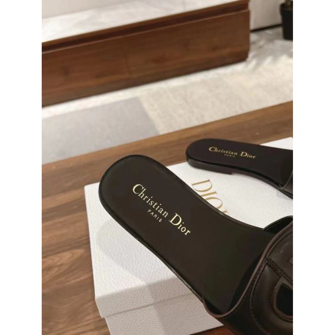  柔らかさと気品をまとうDIOR ディオール コピー サンダル 今季マストバイ