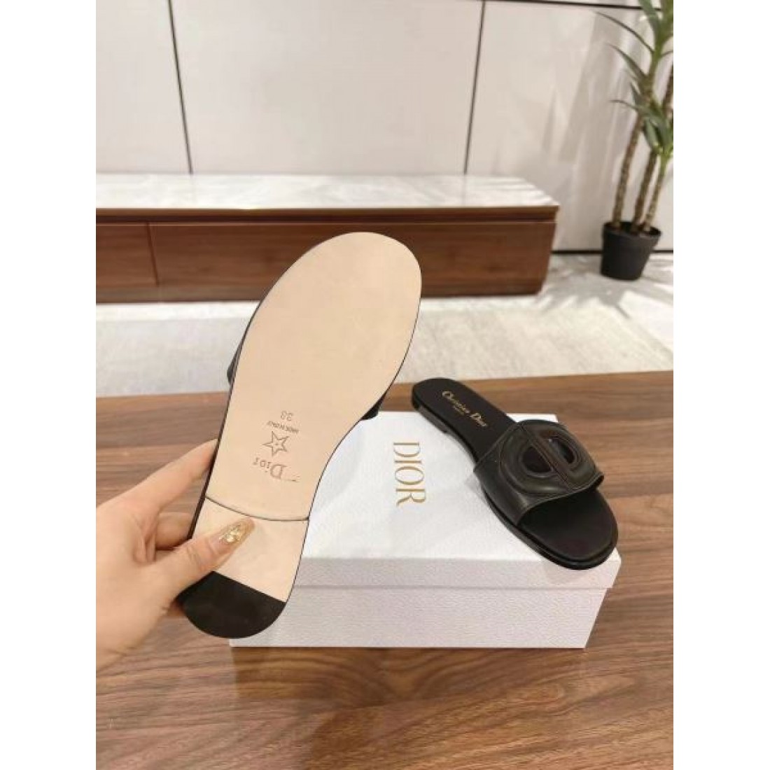  柔らかさと気品をまとうDIOR ディオール コピー サンダル 今季マストバイ