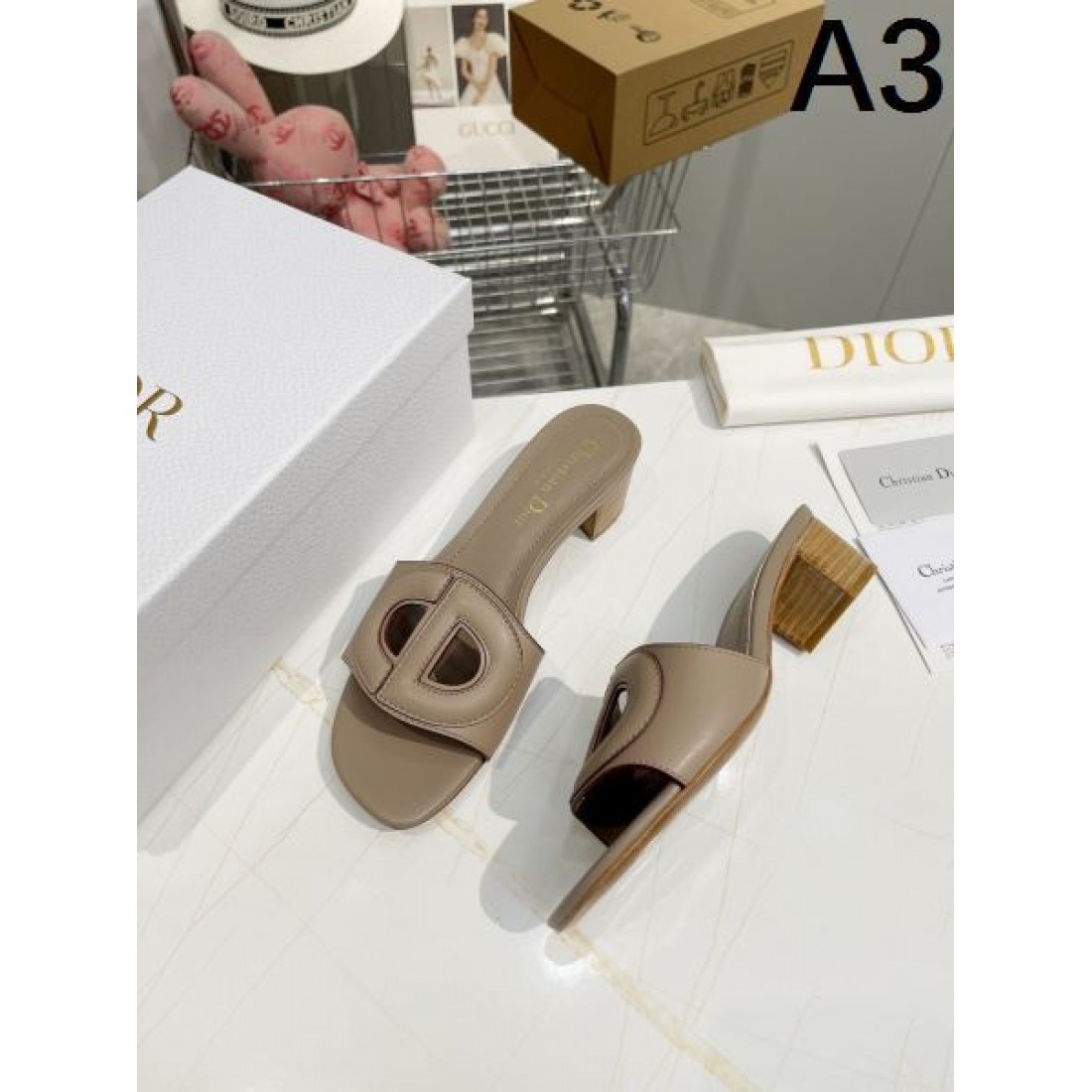 ディオール コピー サンダル DIORフェミニンで軽やかなフォルムが印象的な一足