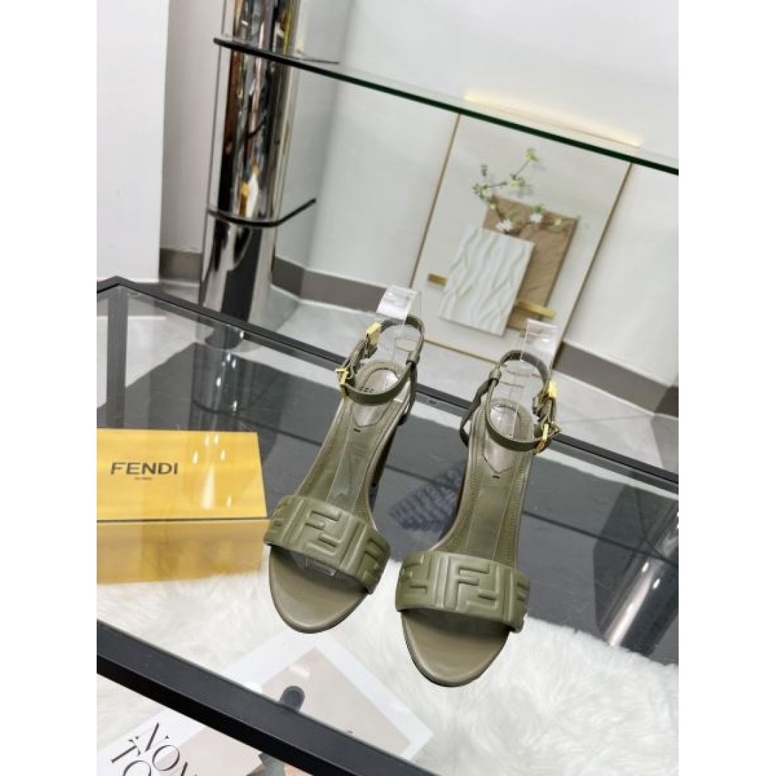 今季は色を使った注目新品 FENDI フェンデイ コピー レディースサンダル 大注目の新作