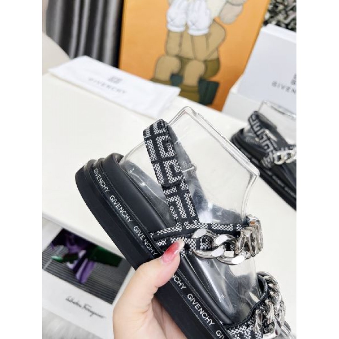 目を惹く華やかさ GIVENCHY ジバンシィ コピー サンダル 大人可愛い雰囲気