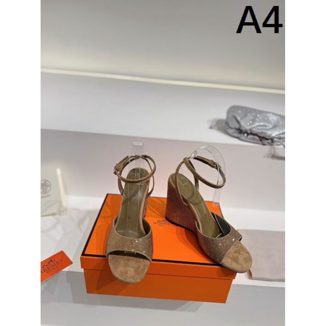  洗練美が光る HERMES エルメス コピー サンダルで魅せる上品モード
