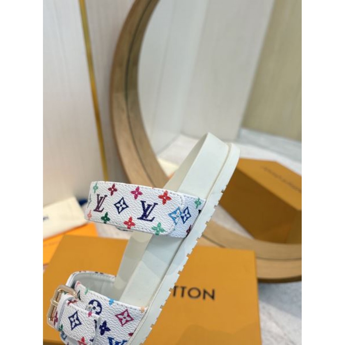モダンな魅力漂う コピー サンダル LOUIS VUITTON ルイヴィトン 限定感も
