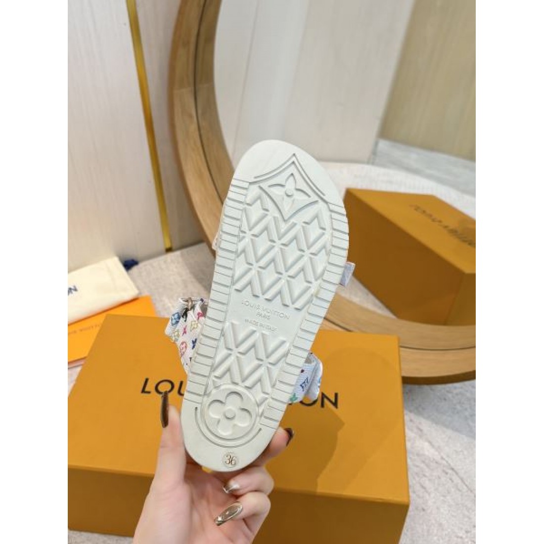 モダンな魅力漂う コピー サンダル LOUIS VUITTON ルイヴィトン 限定感も