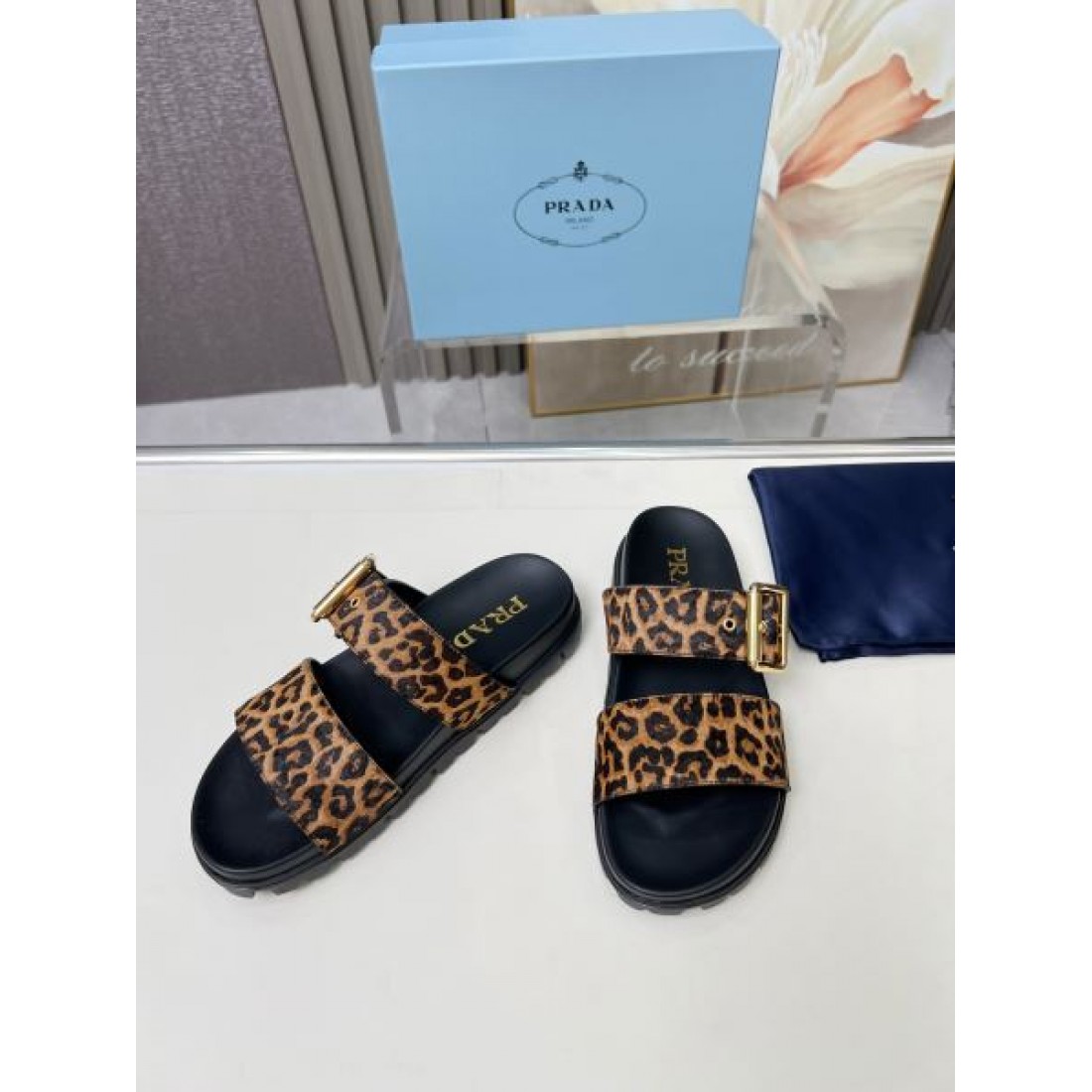 オールシーズン活躍 PRADA プラダ コピー レディースサンダル 大人カジュアルに