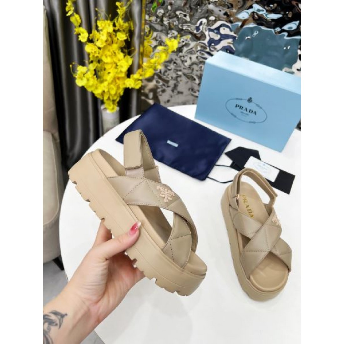 今季イチオシ PRADA プラダ コピー レディースサンダル エレガントな雰囲気