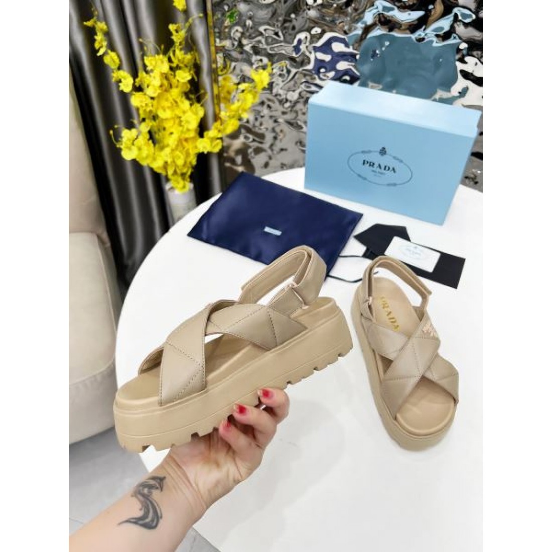 今季イチオシ PRADA プラダ コピー レディースサンダル エレガントな雰囲気
