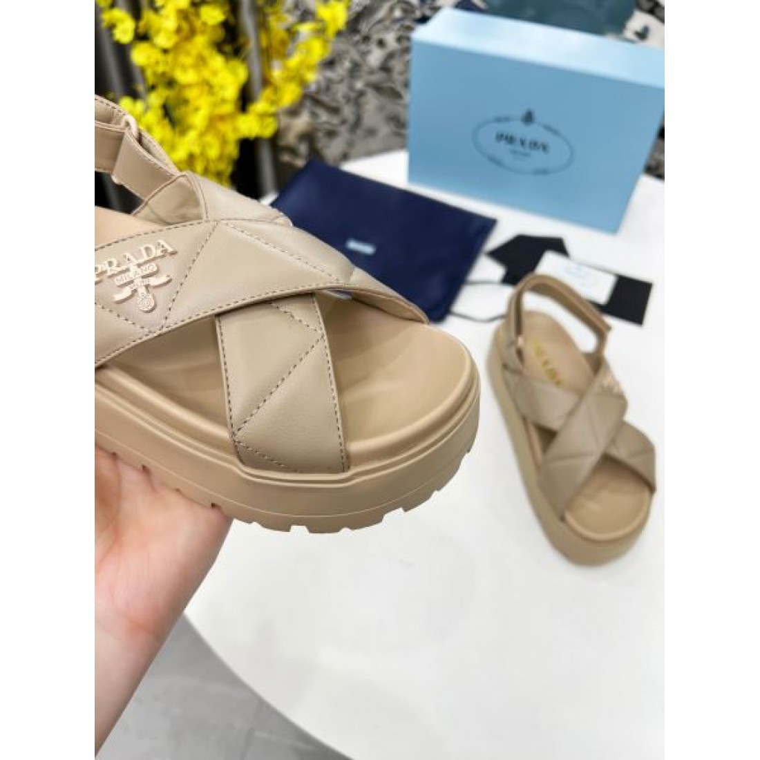 今季イチオシ PRADA プラダ コピー レディースサンダル エレガントな雰囲気