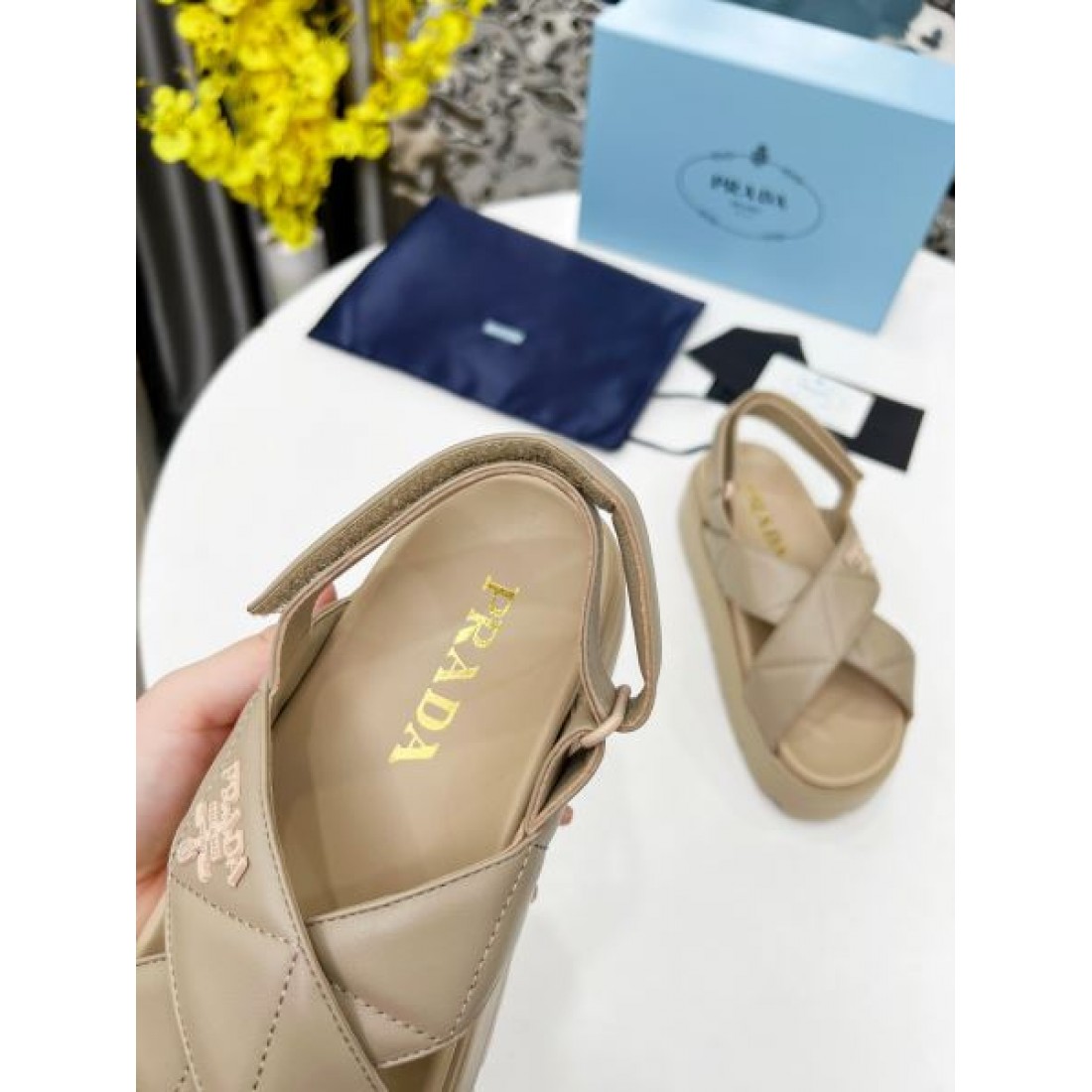 今季イチオシ PRADA プラダ コピー レディースサンダル エレガントな雰囲気