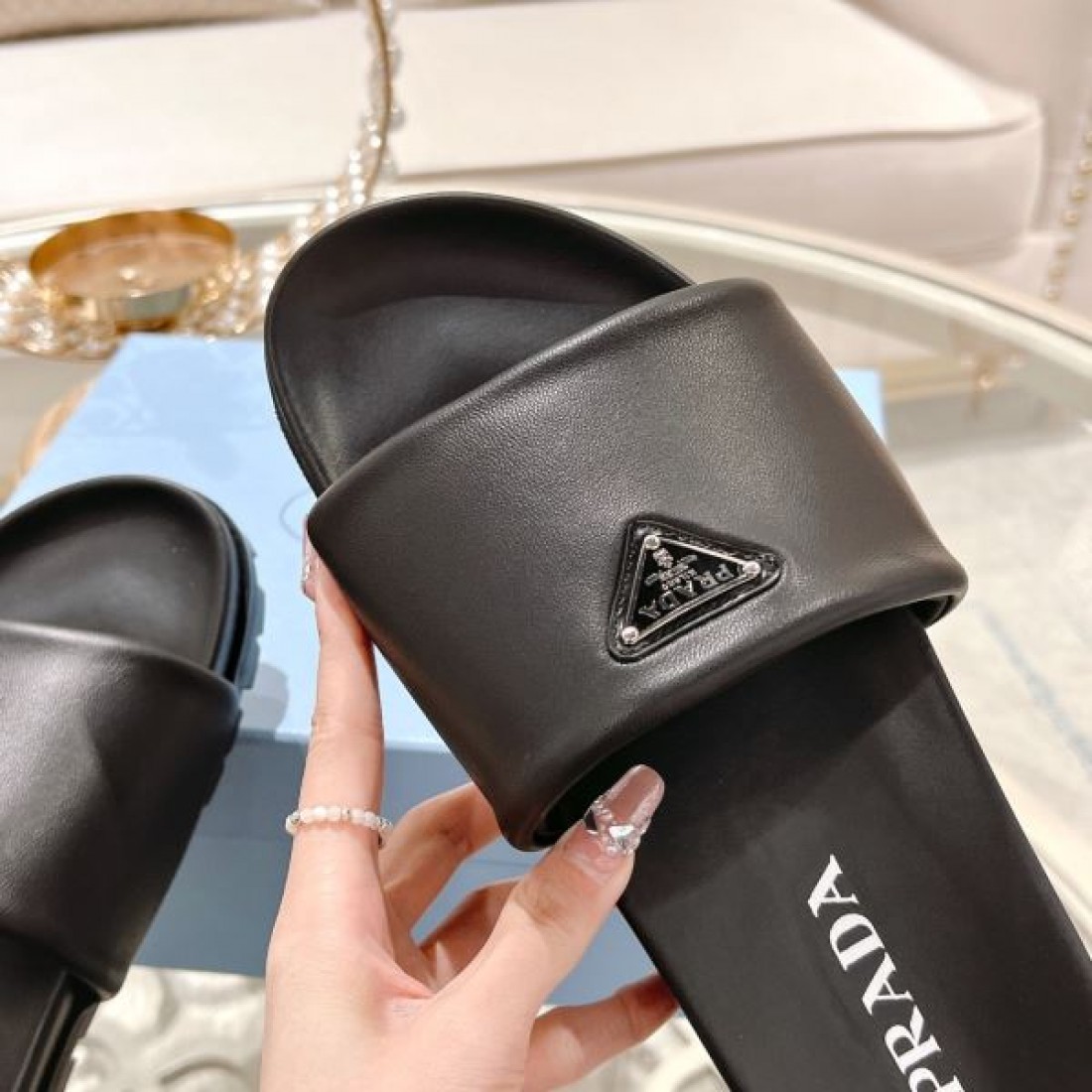 軽やかで上品な PRADA プラダ コピー サンダル が話題