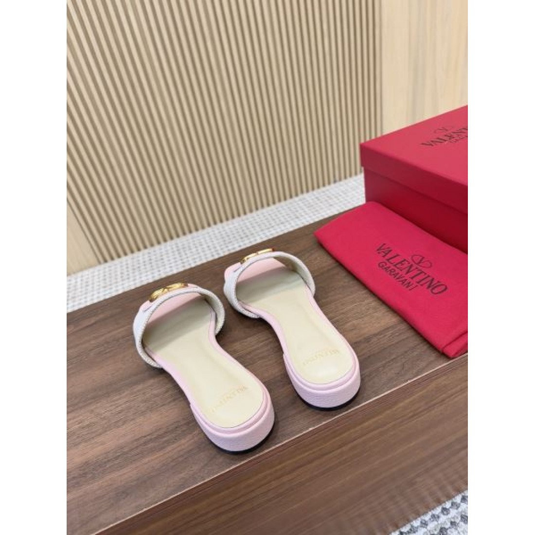  フェミニンで都会的な VALENTINO ヴァレンティノ コピーサンダル が人気急上昇