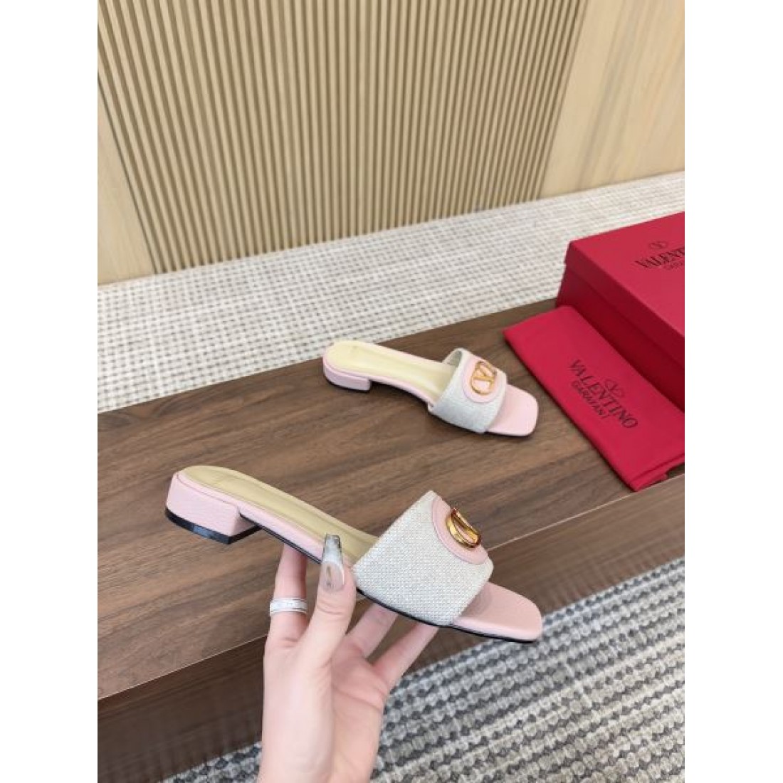  フェミニンで都会的な VALENTINO ヴァレンティノ コピーサンダル が人気急上昇