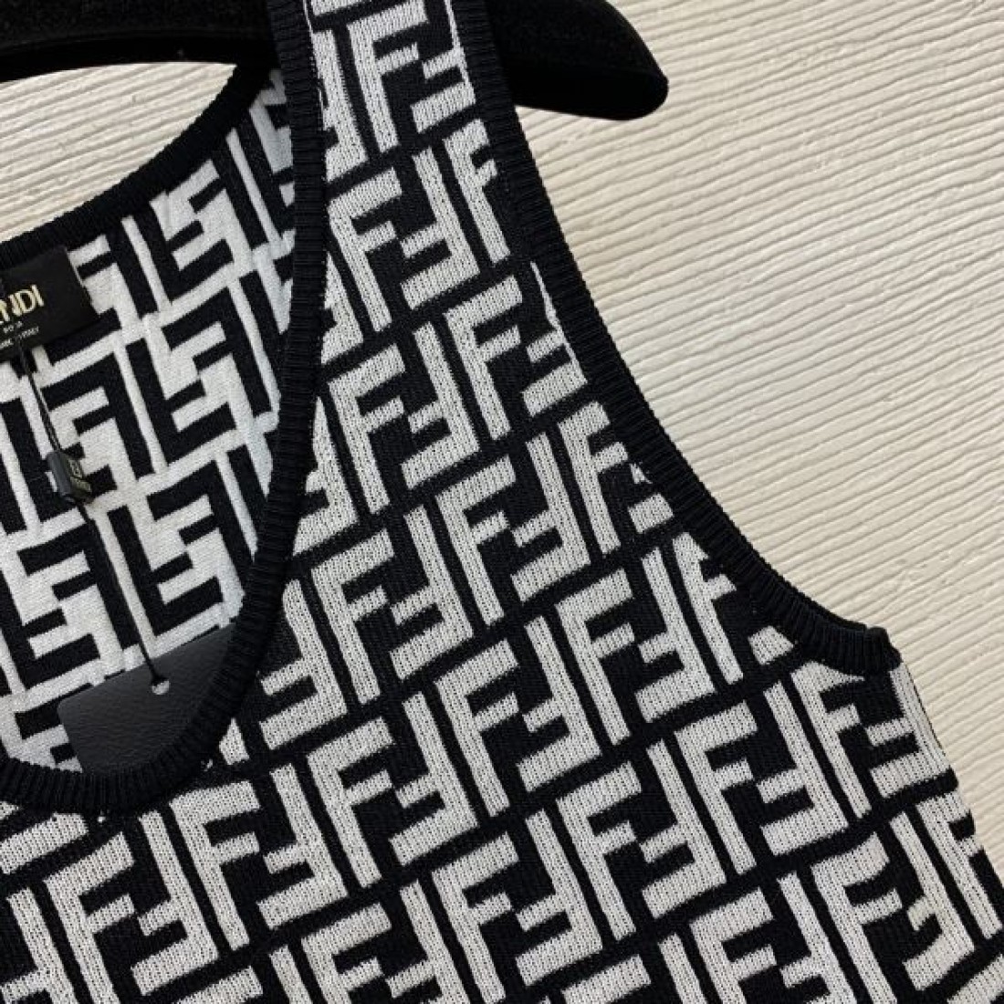 フェンデイ スーパーコピー ワンピース ロゴ 今夏に長く愛用できるスタイル FENDI
