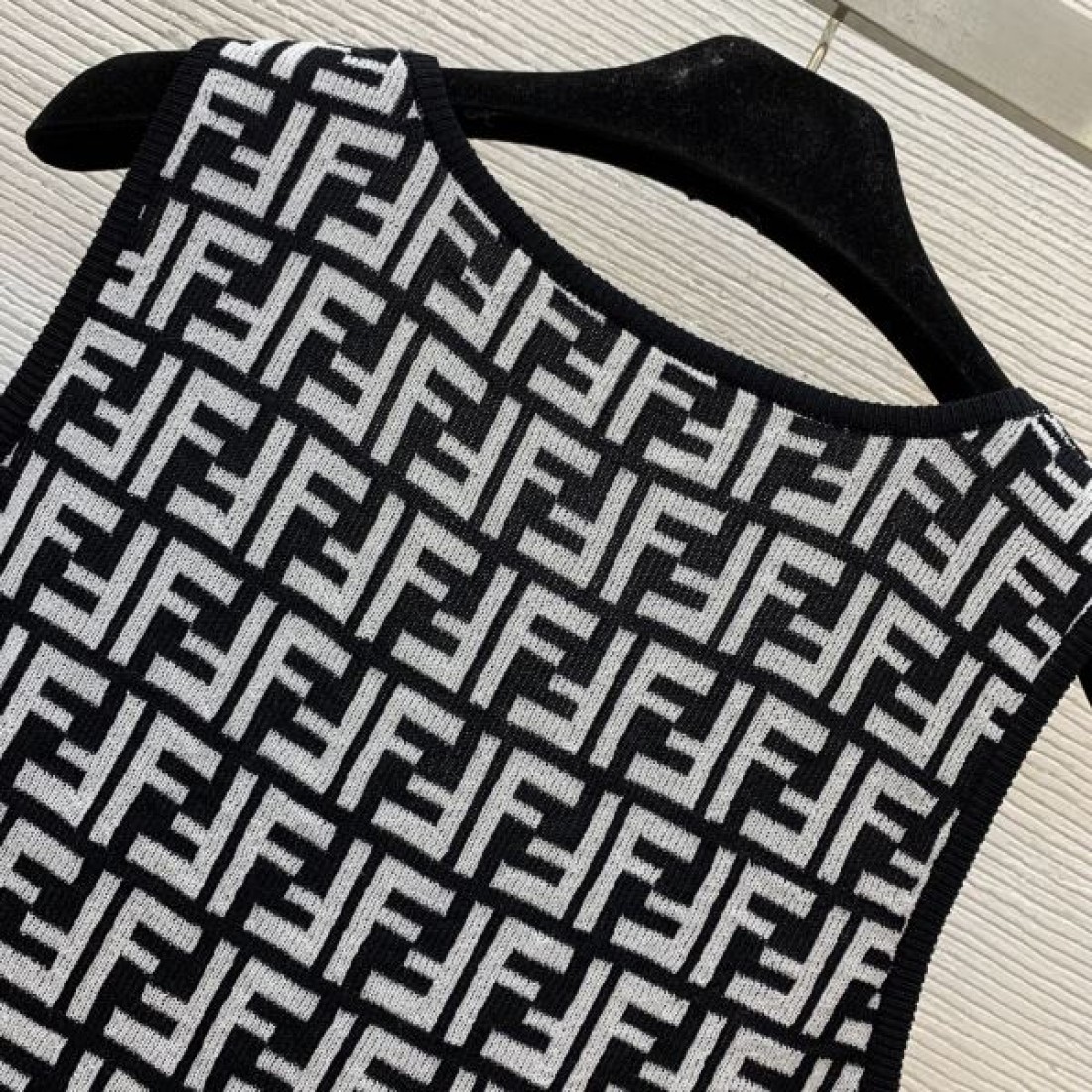 フェンデイ スーパーコピー ワンピース ロゴ 今夏に長く愛用できるスタイル FENDI