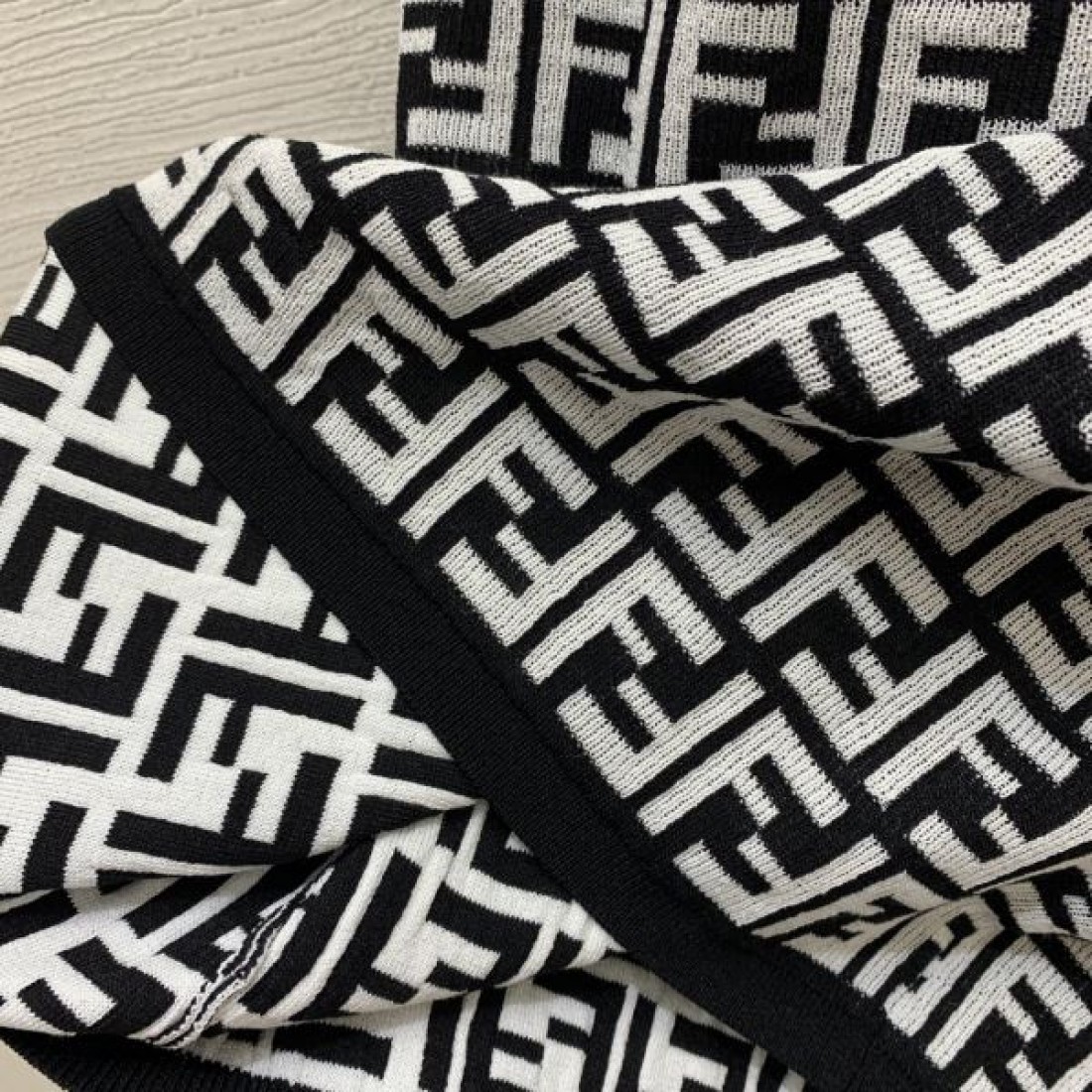 フェンデイ スーパーコピー ワンピース ロゴ 今夏に長く愛用できるスタイル FENDI