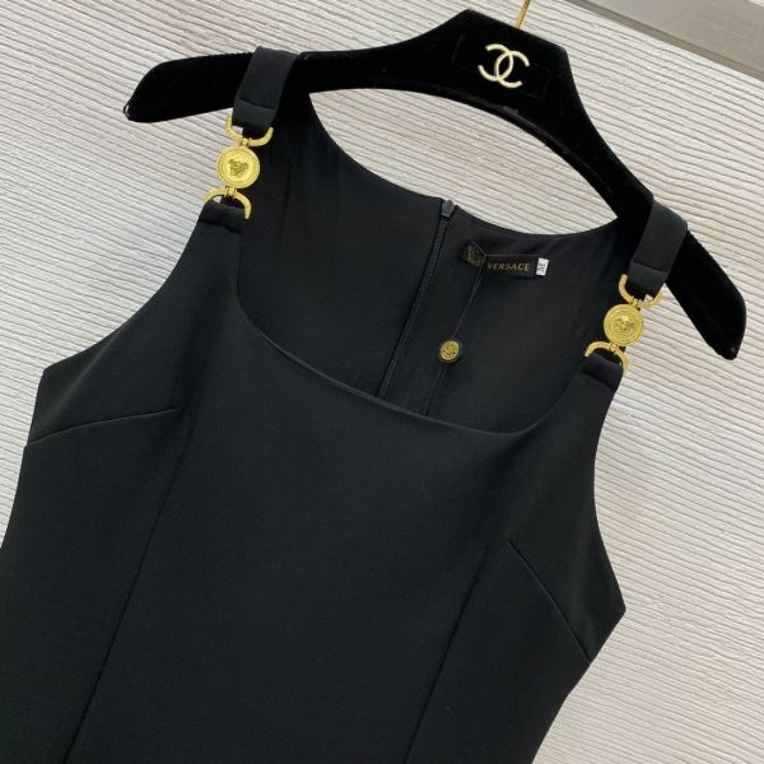 洗練された魅力的な VERSACE ヴェルサーチェ コピー ワンピース 華やかな仕上がり