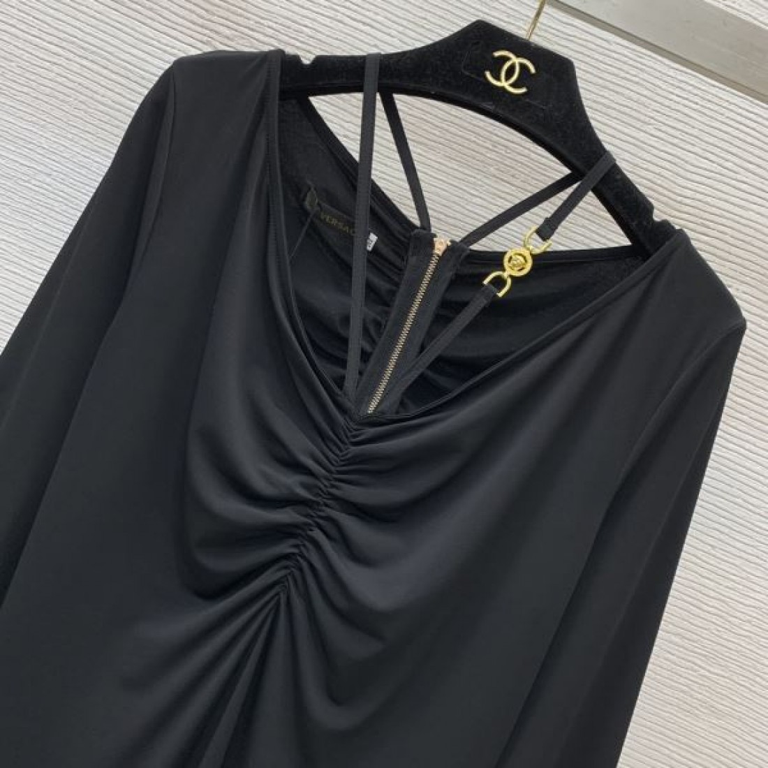 フェミニンで上質な印象を放つ VERSACE ヴェルサーチェ コピー ワンピース
