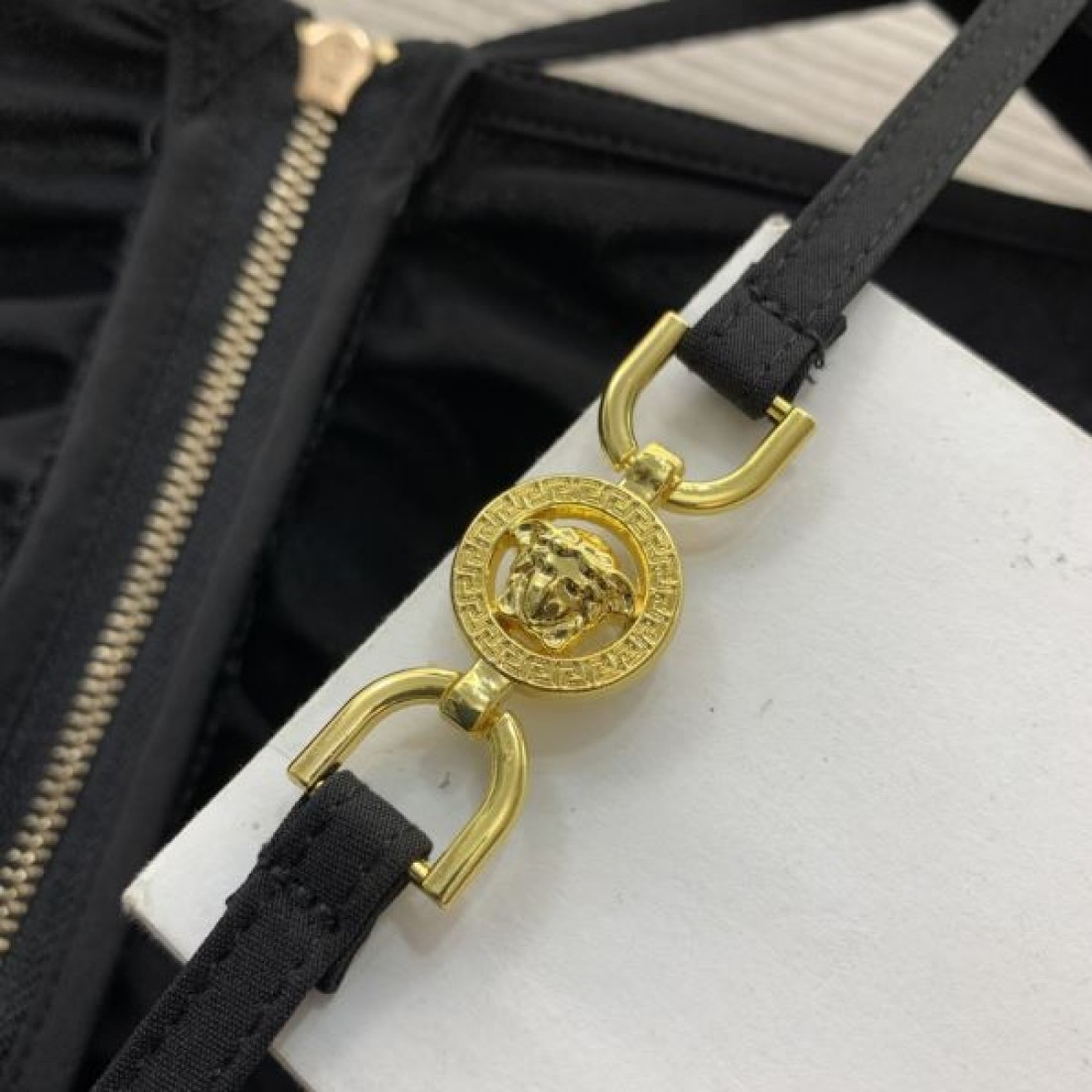 フェミニンで上質な印象を放つ VERSACE ヴェルサーチェ コピー ワンピース