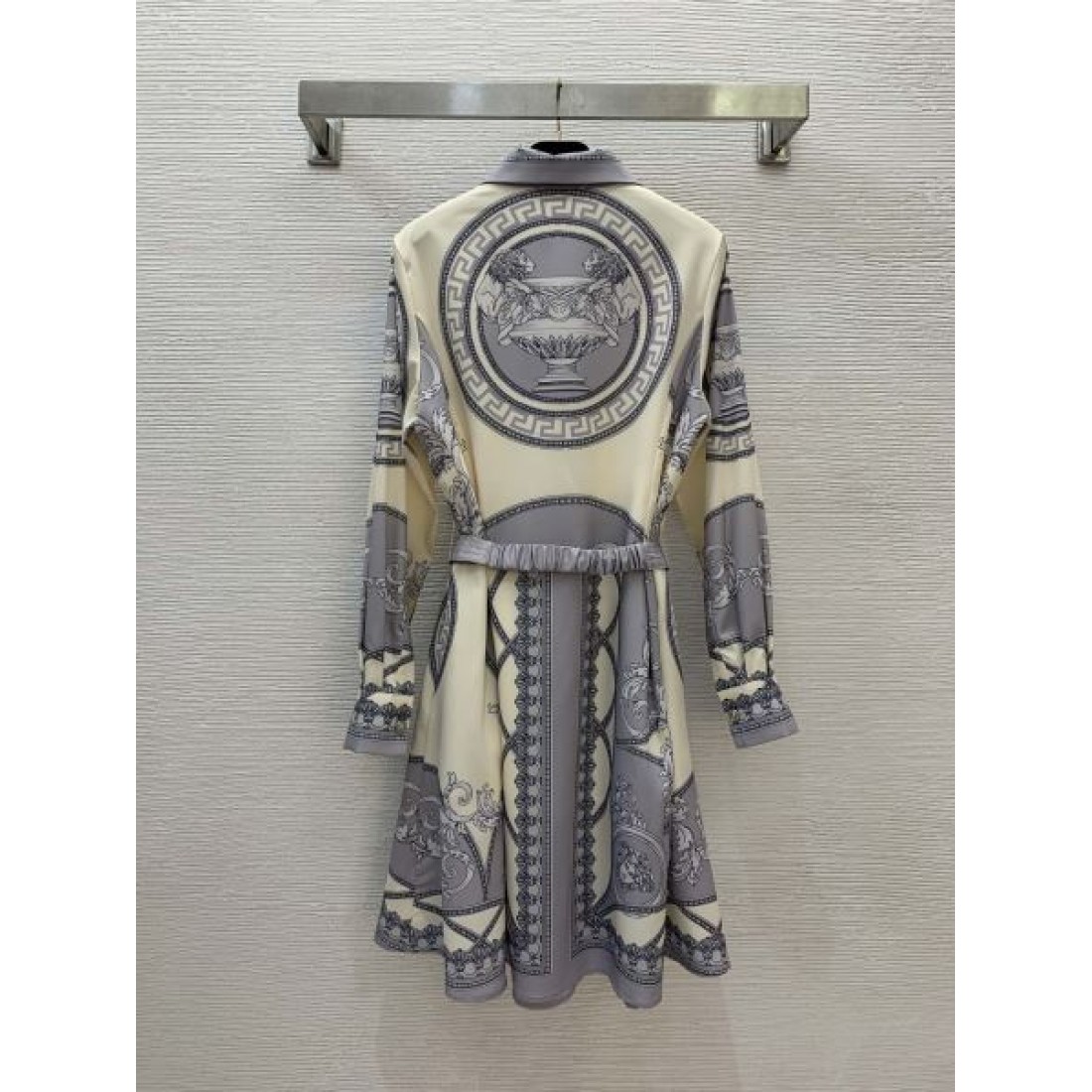 しなやかでモダンな VERSACE ヴェルサーチェ コピー ワンピース エレガントな雰囲気