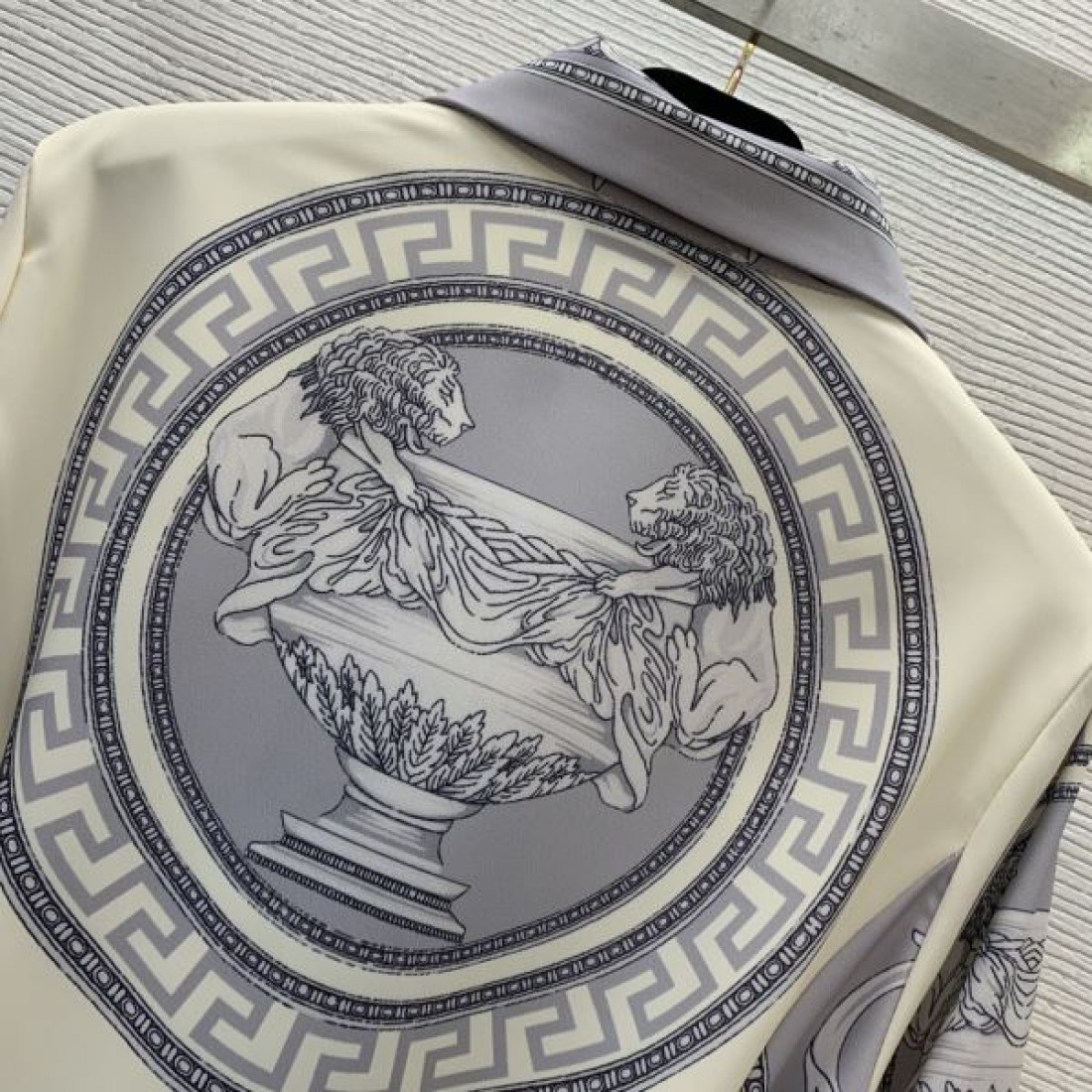 しなやかでモダンな VERSACE ヴェルサーチェ コピー ワンピース エレガントな雰囲気