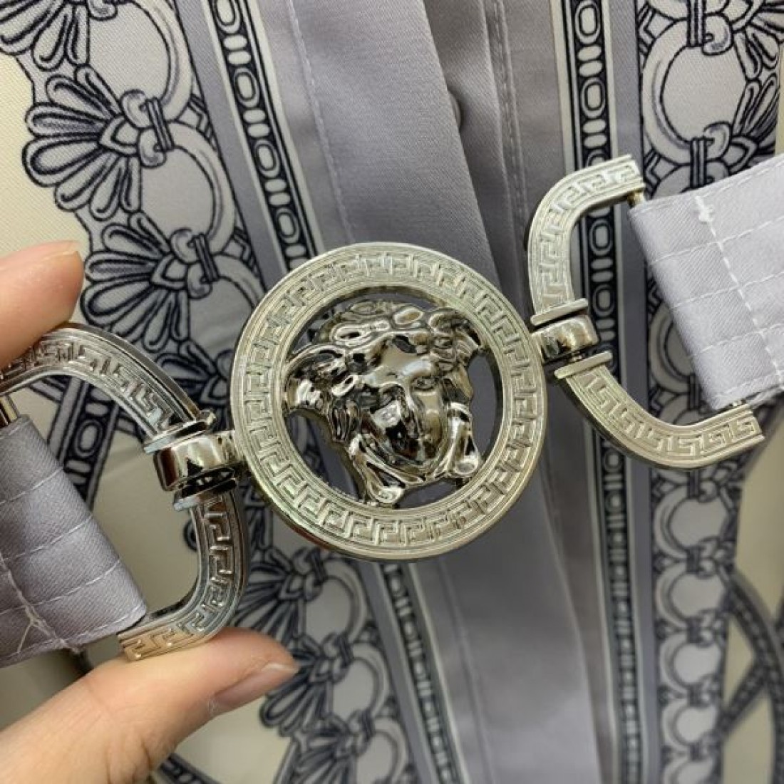 しなやかでモダンな VERSACE ヴェルサーチェ コピー ワンピース エレガントな雰囲気