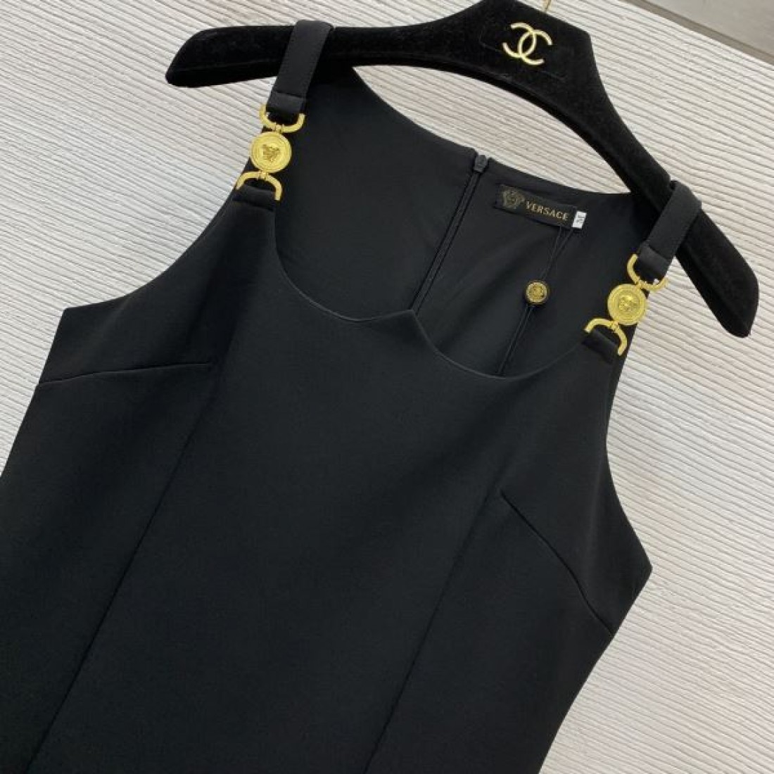 上品で軽やかな印象の VERSACE ヴェルサーチェ コピー ワンピース 繊細なディテール