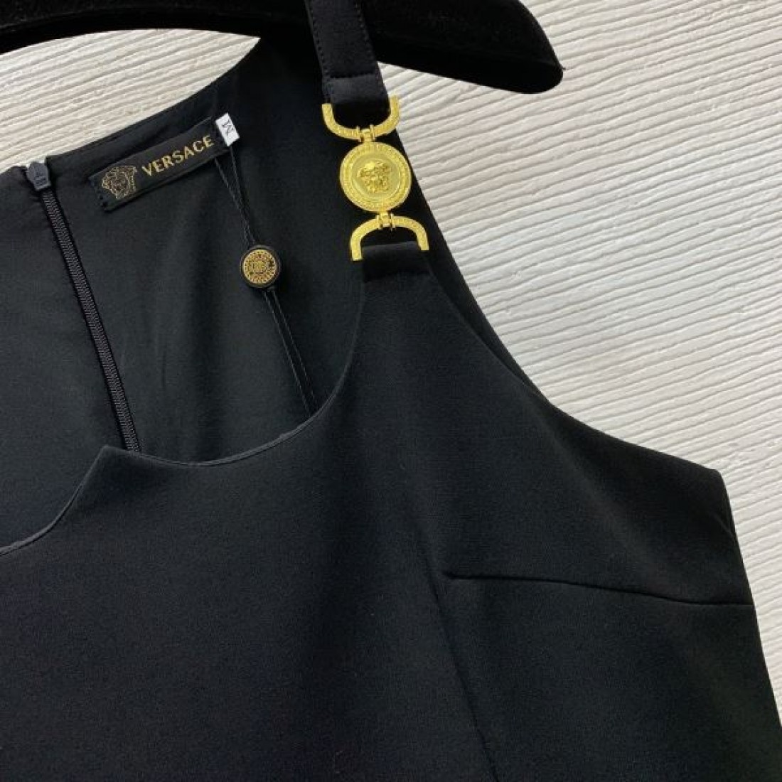 上品で軽やかな印象の VERSACE ヴェルサーチェ コピー ワンピース 繊細なディテール