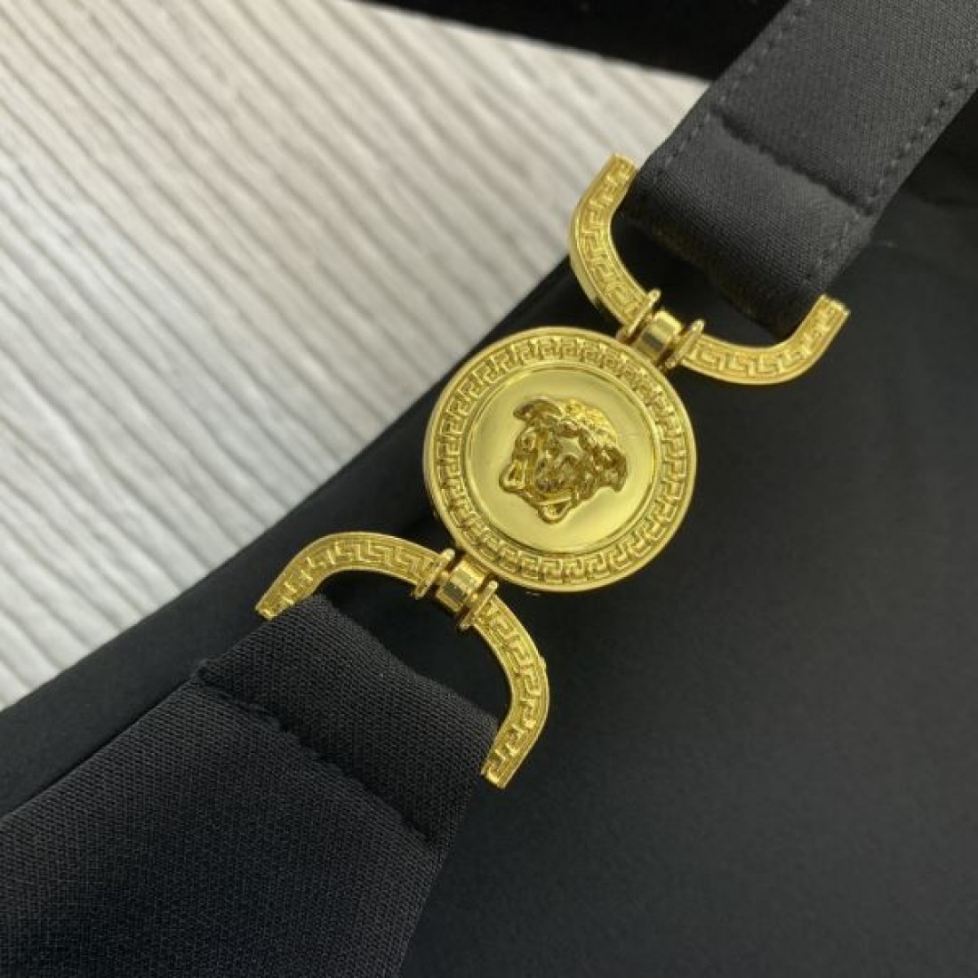上品で軽やかな印象の VERSACE ヴェルサーチェ コピー ワンピース 繊細なディテール
