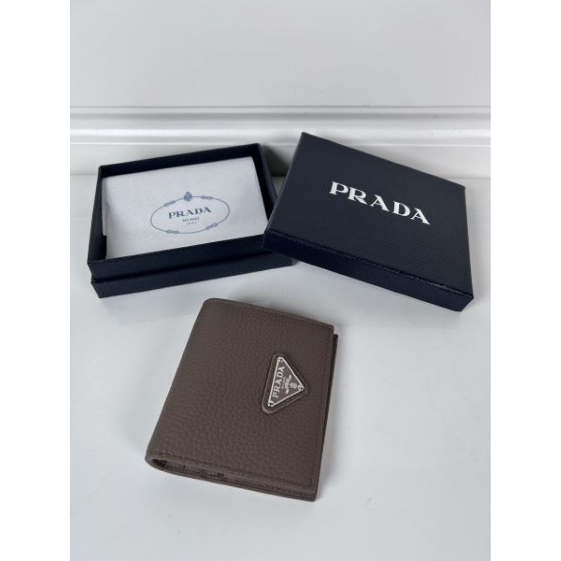 機能美が光る プラダ コピー 二つ折り財布 PRADA シックな佇まい