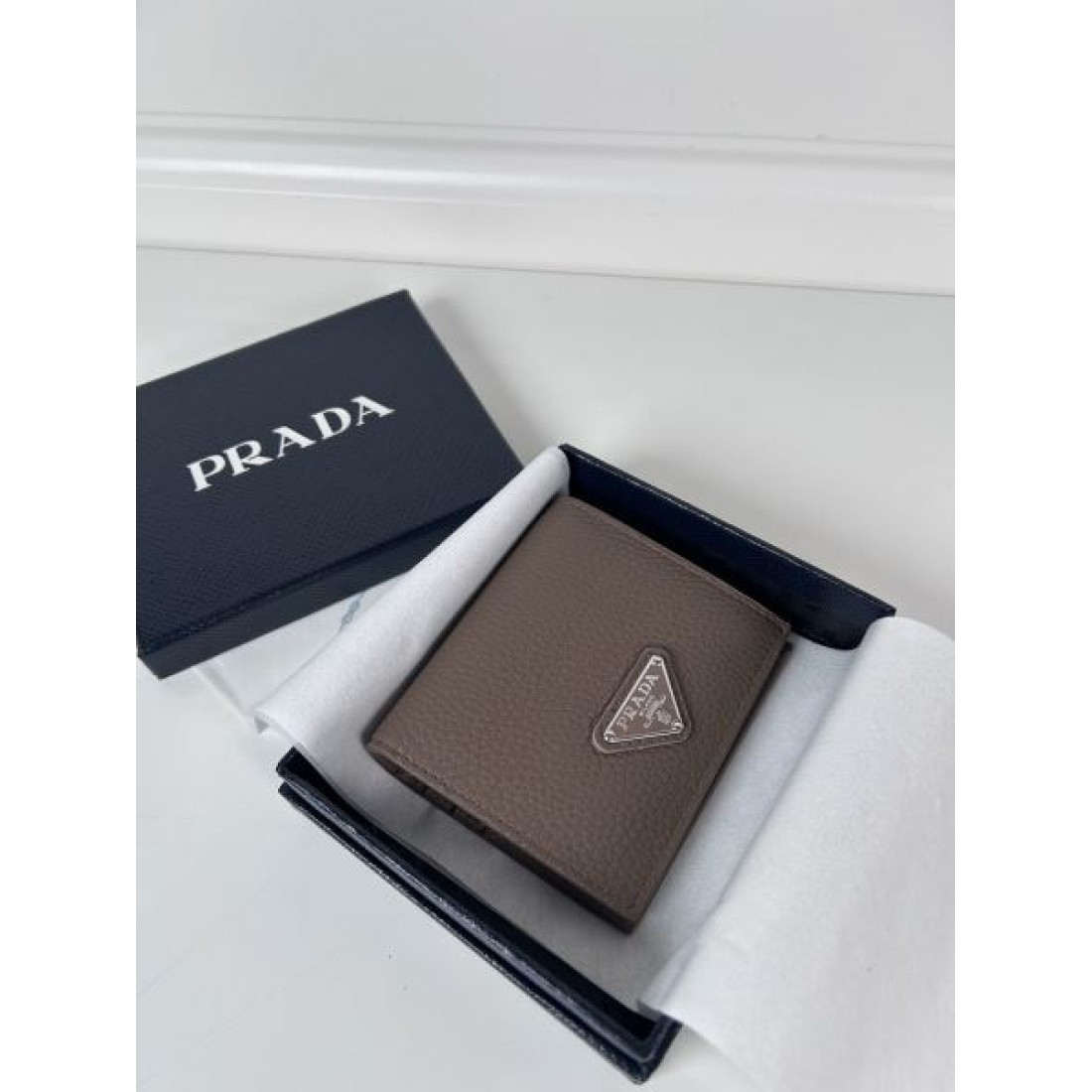 機能美が光る プラダ コピー 二つ折り財布 PRADA シックな佇まい
