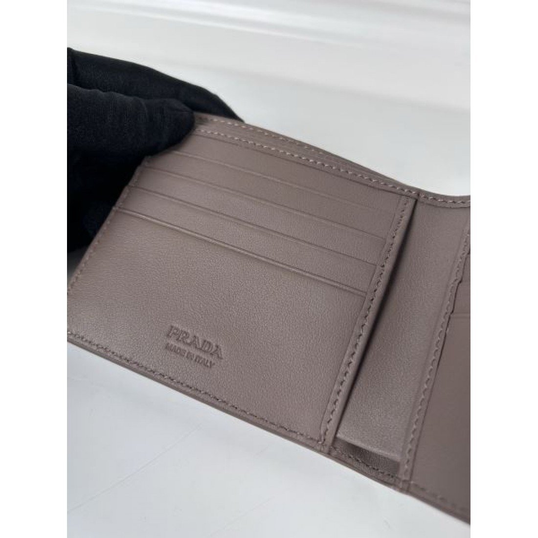 PRADA エッジの効いた高性能な プラダ コピー 二つ折り財布