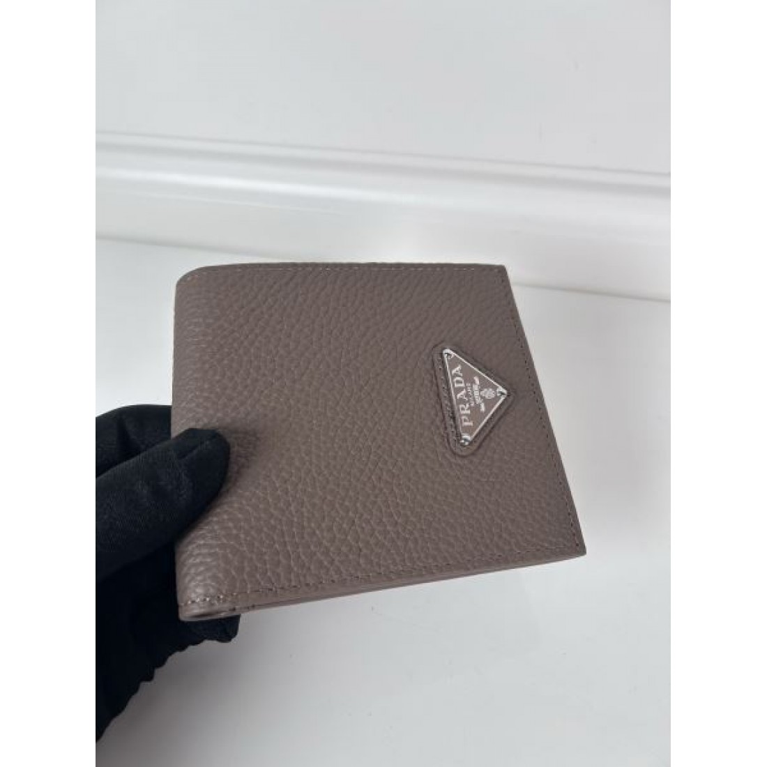 PRADA エッジの効いた高性能な プラダ コピー 二つ折り財布