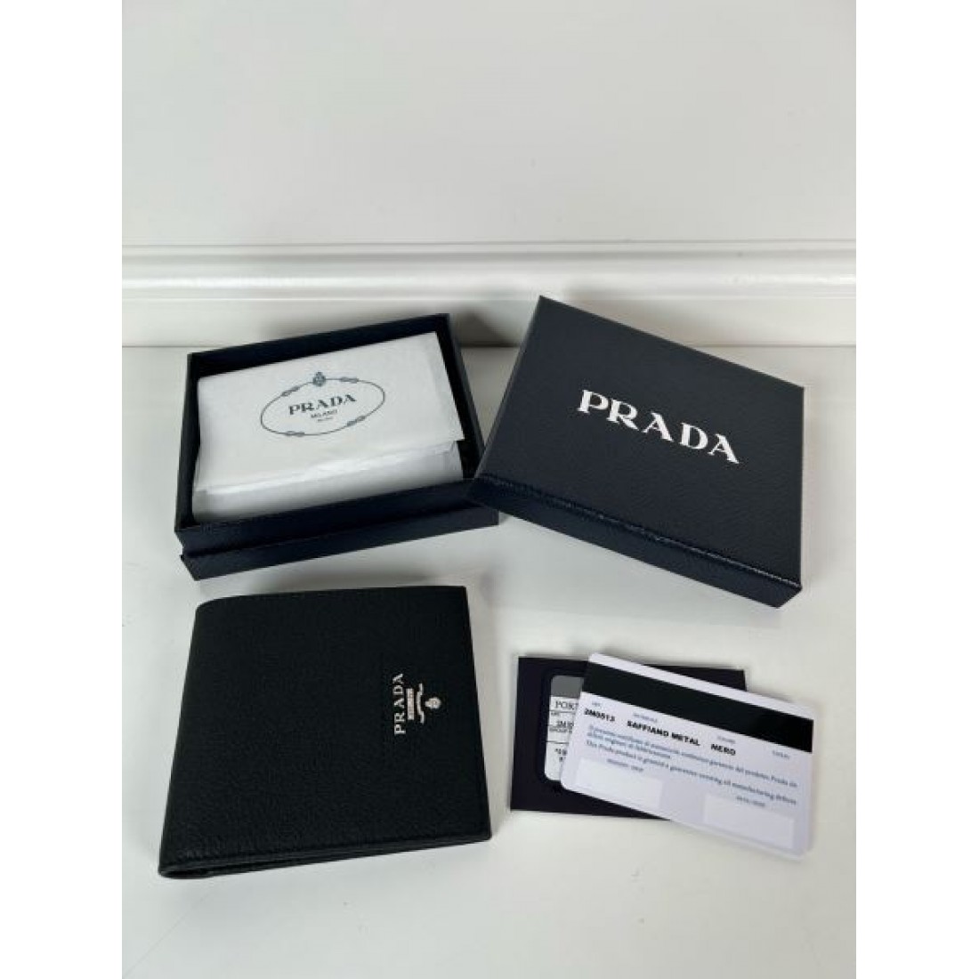 PRADA 独自のセンスが光る プラダ コピー 二つ折り財布 機能的な