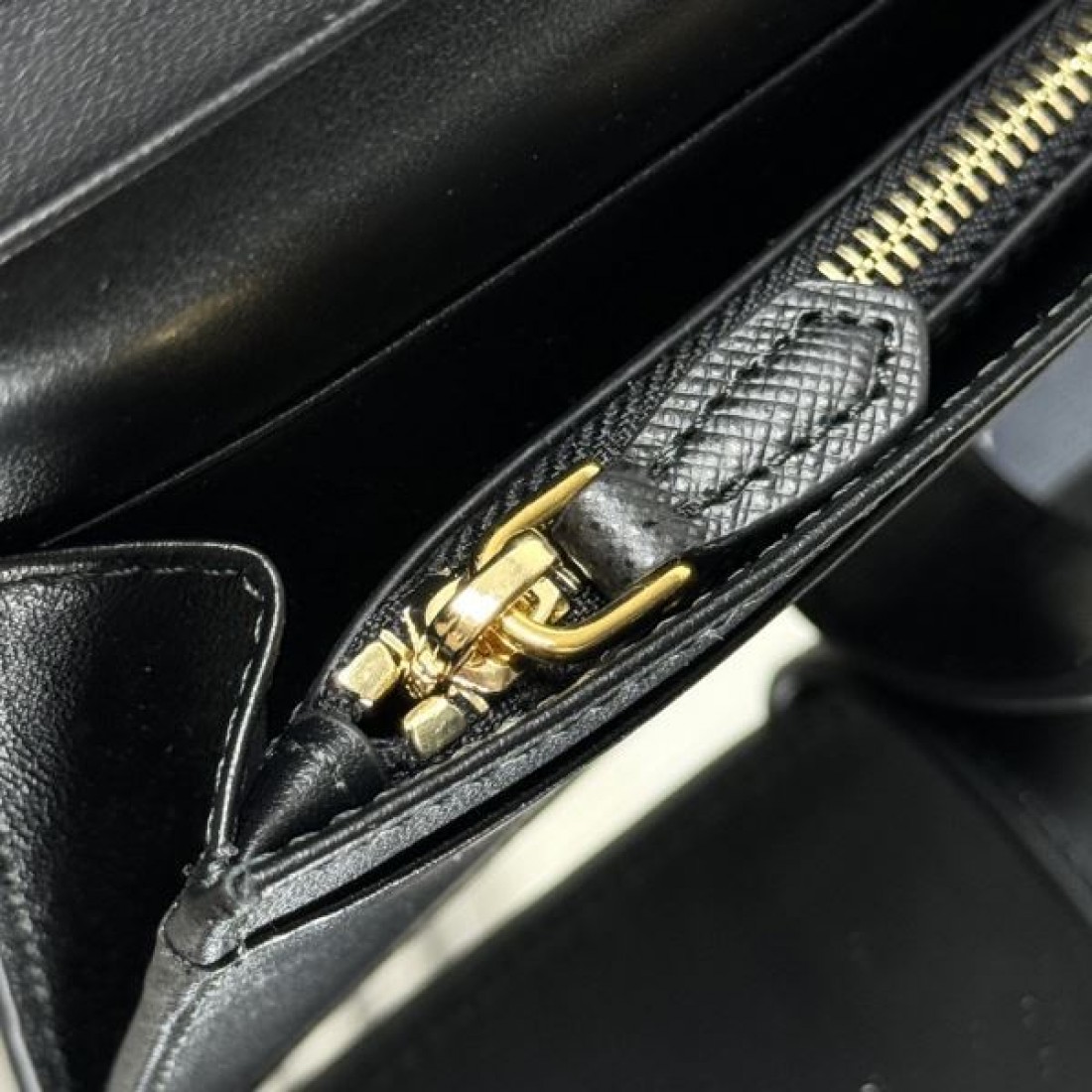 上質でスリムな PRADA プラダ コピー 長財布 洗練されたデザイン