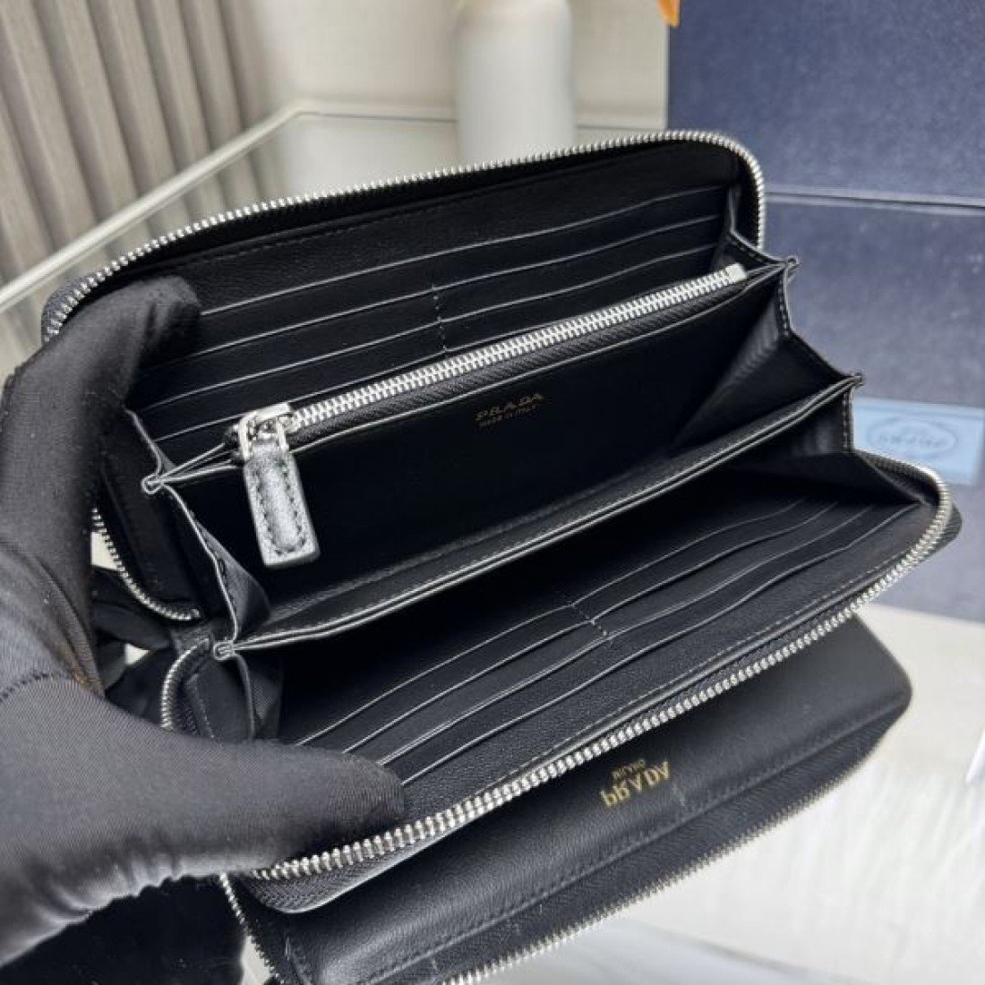 クラシックで落ち着いた PRADA プラダ コピー 長財布 大人っぽい印象