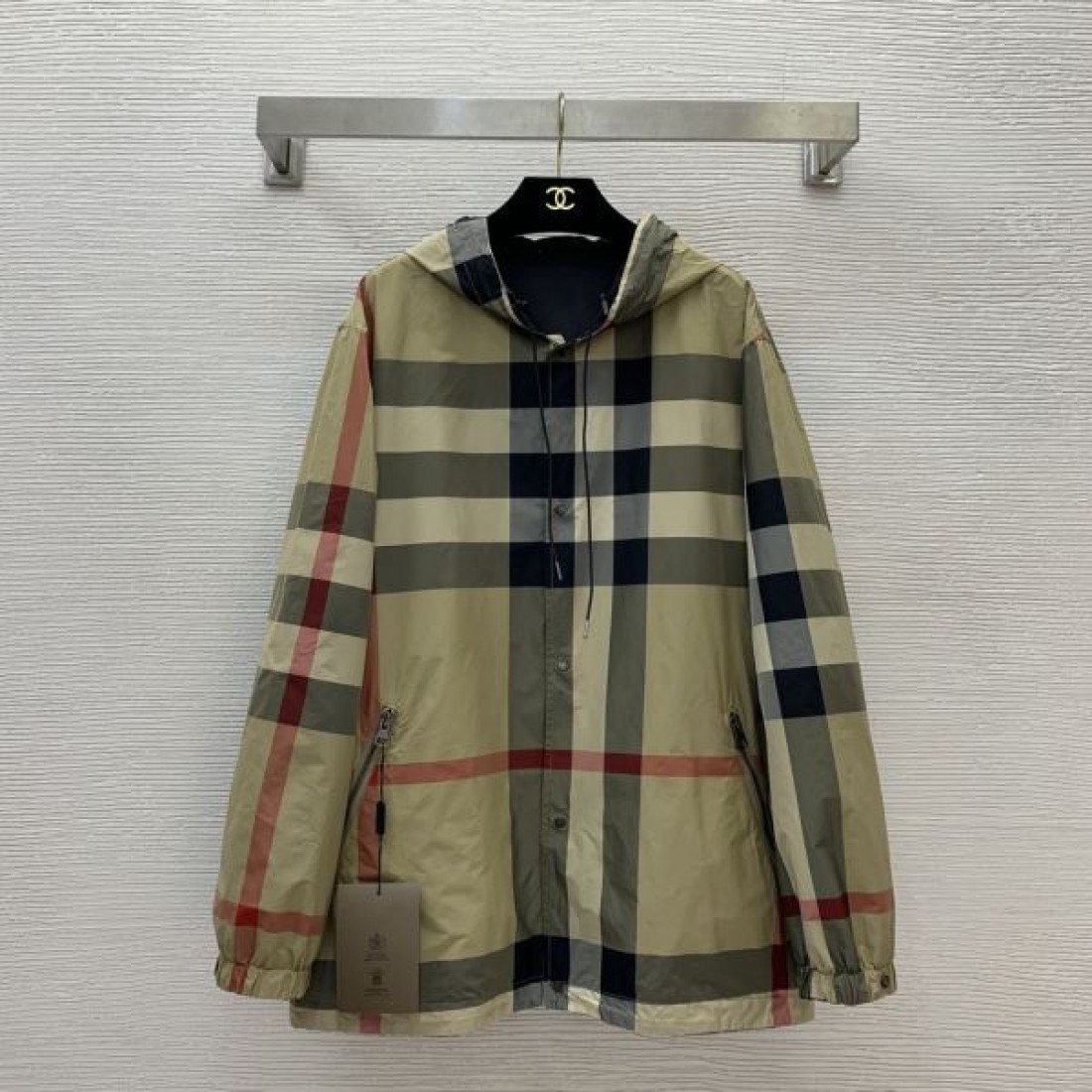 上品でモダンな BURBERRY バーバリー コピー ブルゾンコート 季節を問わず活躍