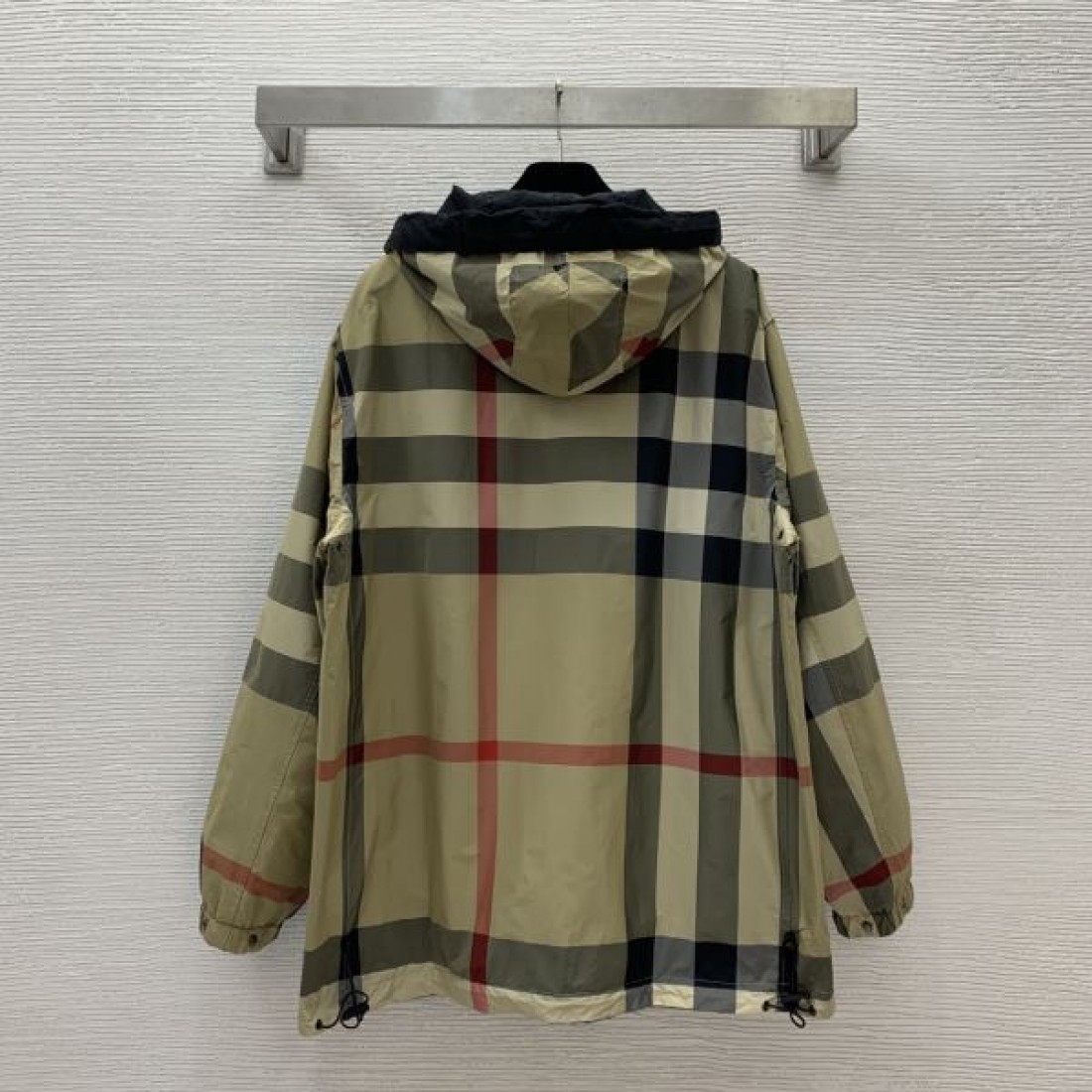 上品でモダンな BURBERRY バーバリー コピー ブルゾンコート 季節を問わず活躍