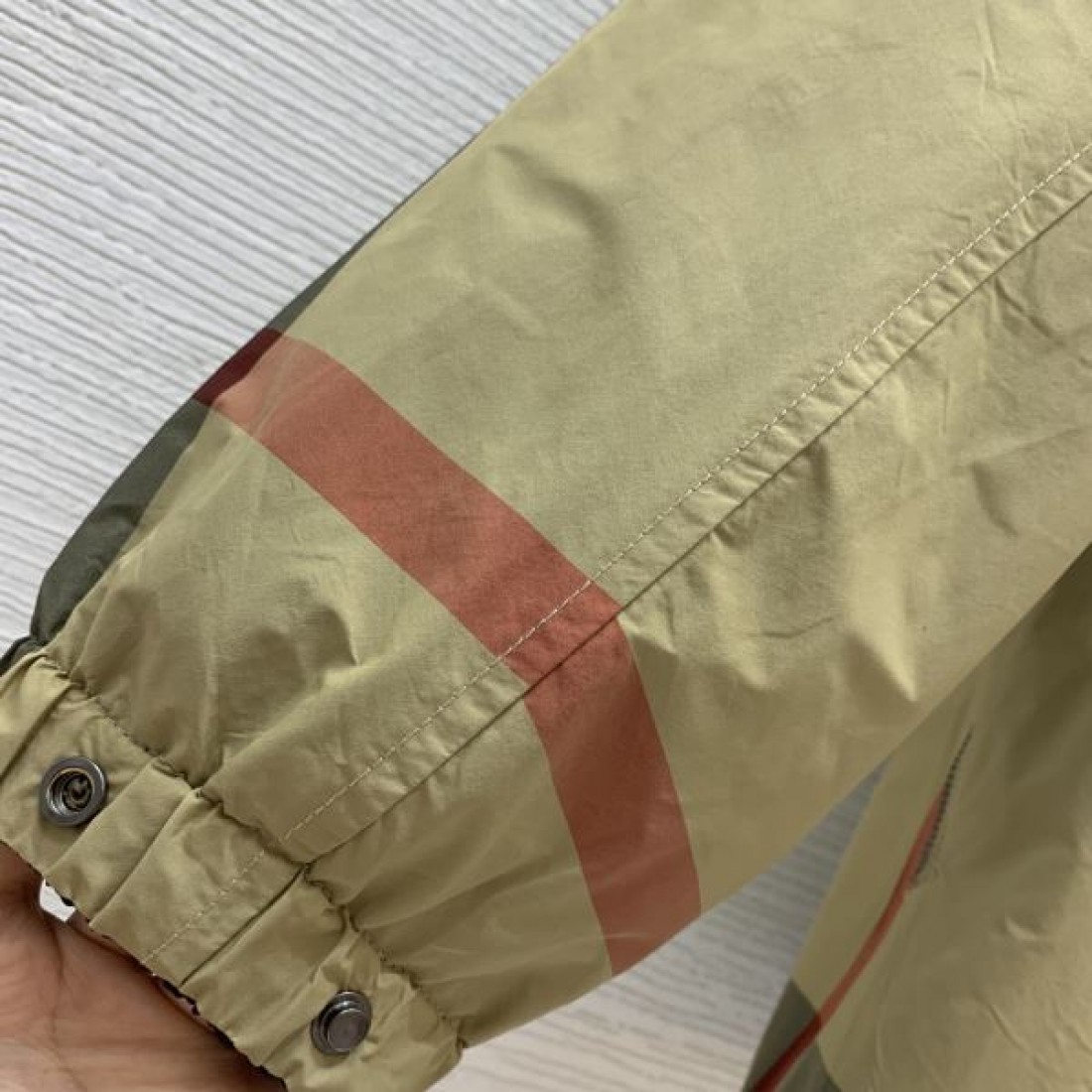 上品でモダンな BURBERRY バーバリー コピー ブルゾンコート 季節を問わず活躍