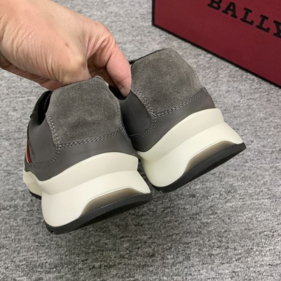 BALLY 休日にも映える快適でスマートな バリー コピー スニーカー 人気急上昇中
